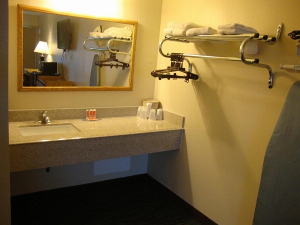Econo Lodge Inn & Suites Jackson image 16
