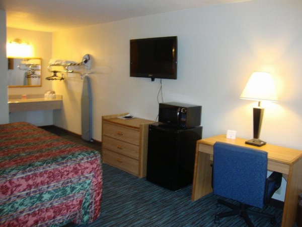 Econo Lodge Inn & Suites Jackson image 17