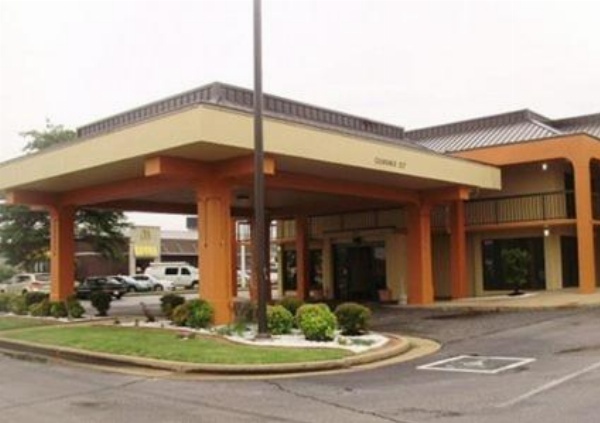 Econo Lodge Inn & Suites Jackson image 3
