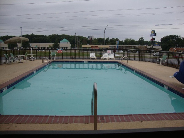 Econo Lodge Inn & Suites Jackson image 6