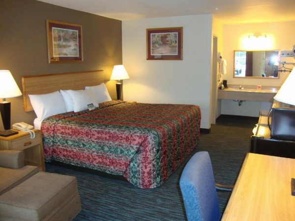 Econo Lodge Inn & Suites Jackson image 9